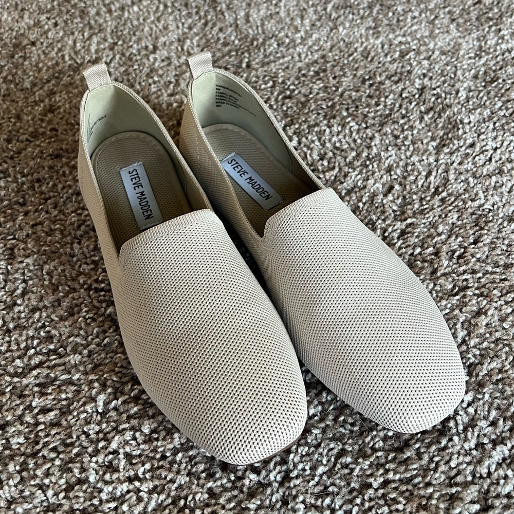 Steve Madden size 8 Tan Flats